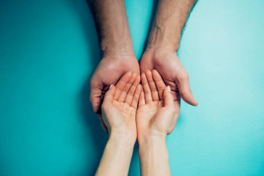 Aile elleri mavi arkaplanda