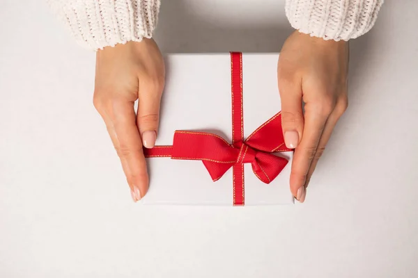 Caja de regalo en la mano niñas —  Fotos de Stock