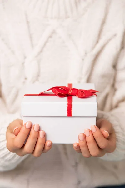 Caja de regalo en la mano niñas —  Fotos de Stock