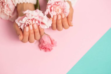 Manikürlü güzel kadın tırnakları