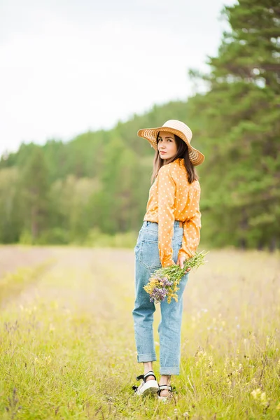 Портрет молодої красивої жінки на зеленому тлі літньої природи . — стокове фото