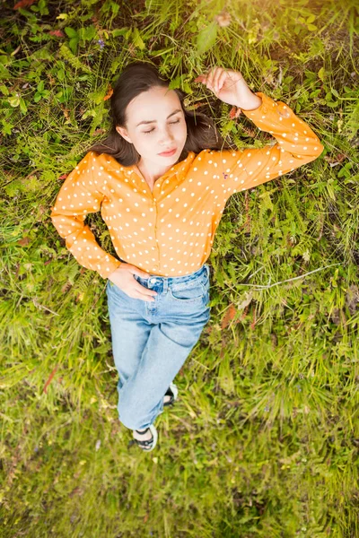 Портрет молодої красивої жінки на зеленому тлі літньої природи . — стокове фото