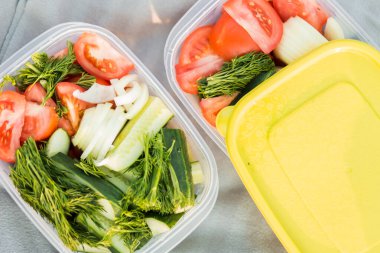 İki kapta bahçeden lezzetli taze çiğ sebze Closeup, üst görünümü