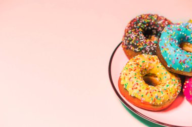 Arka planda bir grup jöleli donut