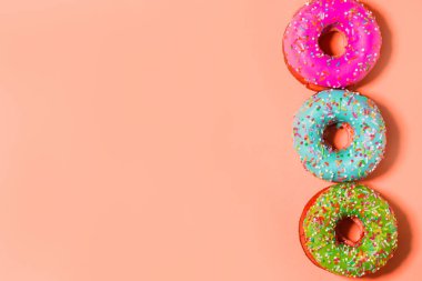 Arka planda bir grup jöleli donut