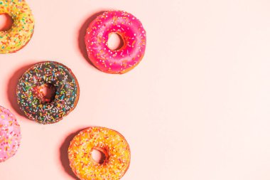 Arka planda bir grup jöleli donut