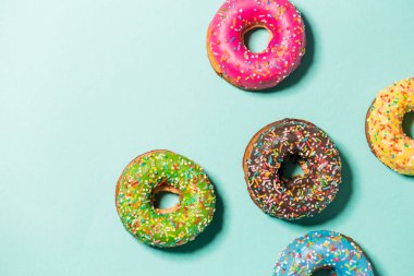 Arka planda bir grup jöleli donut