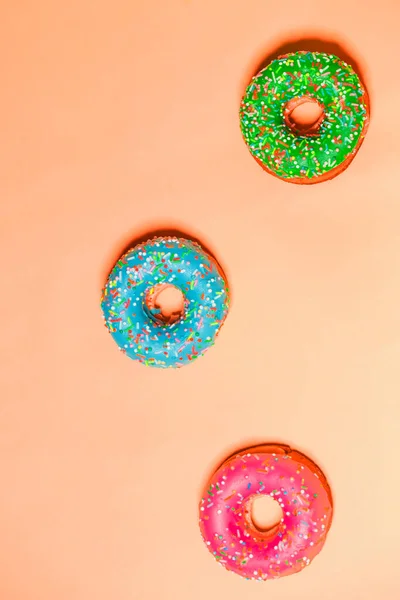 Gruppe glasierter Donuts auf dem Hintergrund — Stockfoto