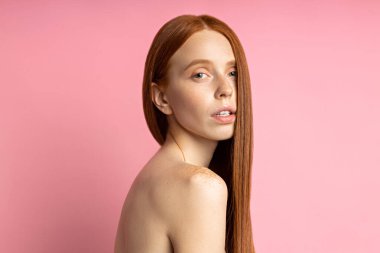 Mükemmel taze çilli güzel bir spa kadını.