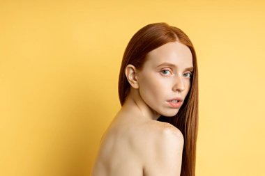 Mükemmel taze çilli güzel bir spa kadını.