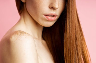 Mükemmel taze çilli güzel bir spa kadını.