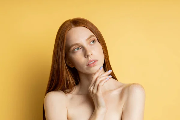 Mükemmel taze çilli güzel bir spa kadını.