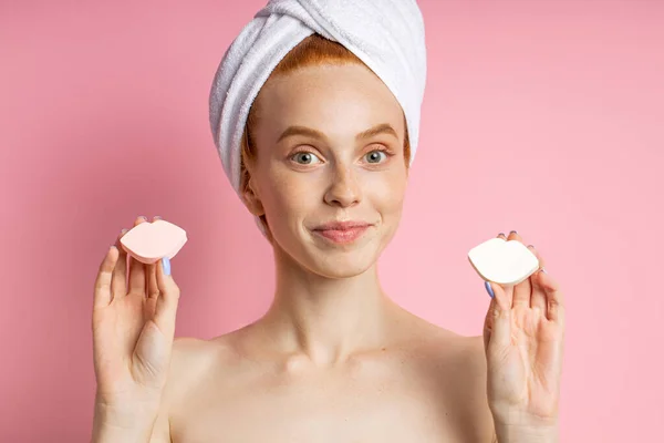 Potret wanita cantik dengan bahu telanjang terisolasi di latar belakang merah muda — Stok Foto