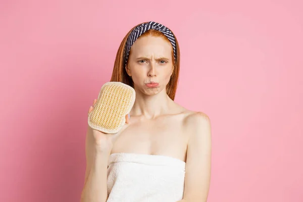 Imagem de mulher ruiva bonita com esponja corporal — Fotografia de Stock