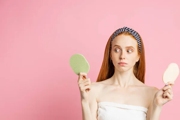 Image de belle rousse femme avec éponge corporelle — Photo