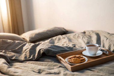 - Günaydın. Yatakta kahvaltı.