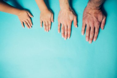 Aile elleri mavi arkaplanda