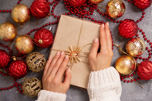 Caja de regalo en la mano niñas —  Fotos de Stock