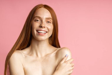 Mükemmel taze çilli güzel bir spa kadını.