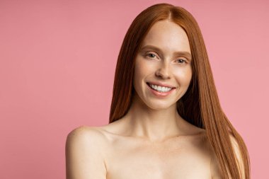 Mükemmel taze çilli güzel bir spa kadını.