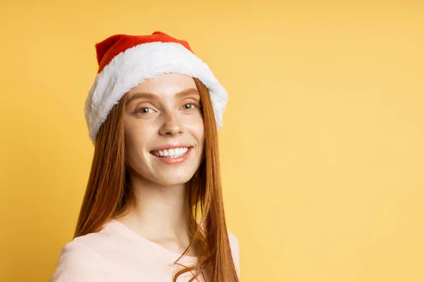 Красива біла жіноча модель в капелюсі Санта — стокове фото