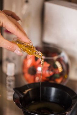 Doğal kozmetik krem, serum, beyaz sıvıyla birlikte şişe. Biyolojik organik ürün. Güzellik ve güzellik