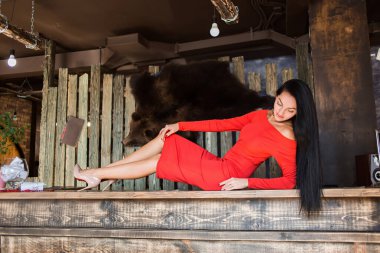 Kırmızı elbiseli güzel bir kadın barda yalan söylüyor