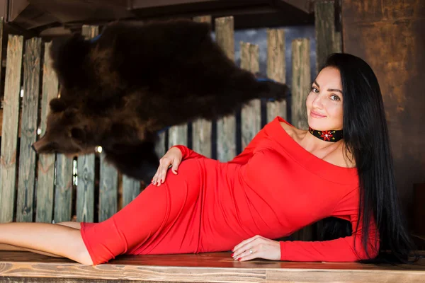 Porträtt av attraktiv brunett kvinna i röd klänning. Flicka leende — Stockfoto