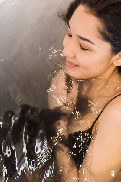 Primer plano retrato de una joven mujer feliz relajándose en el agua. Risas y emociones —  Fotos de Stock