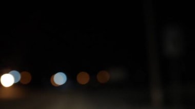 Trafik - ışık bokeh olmadan kentsel bir tünelin iç