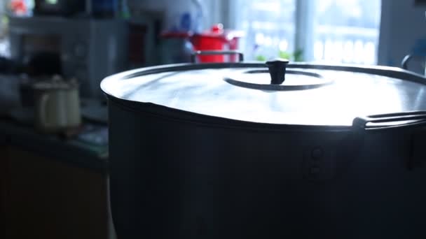 Gros plan d'une grande casserole antique avec vapeur blanche sur le poêle dans la cuisine — Video