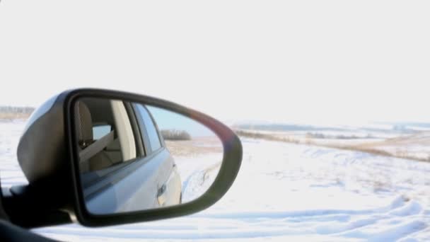 Voiture conduisant à travers la route vide et se concentrer sur le miroir — Video