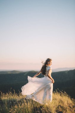 bir ormandaki açık havada güzel gelin.