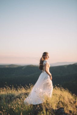 bir ormandaki açık havada güzel gelin.