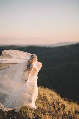 bir ormandaki açık havada güzel gelin.