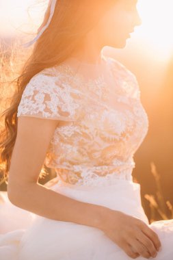 bir ormandaki açık havada güzel gelin.