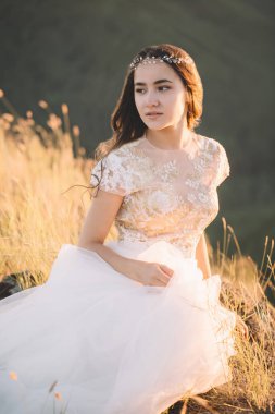 bir ormandaki açık havada güzel gelin.