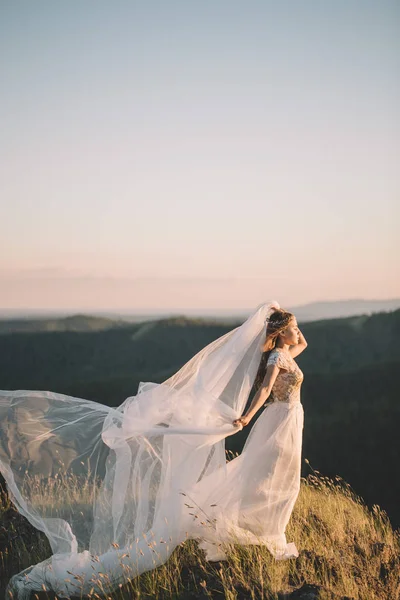 Bela noiva ao ar livre em uma floresta . — Fotografia de Stock