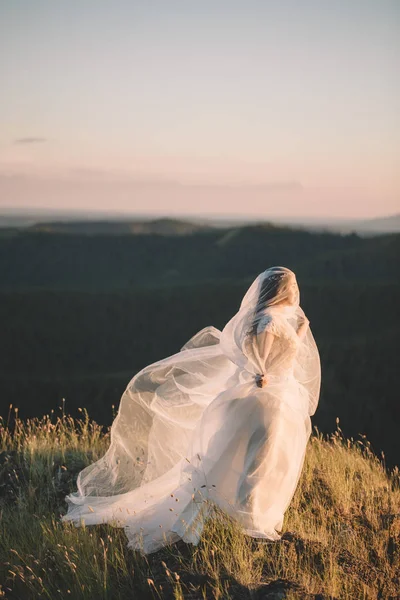 Belle mariée en plein air dans une forêt . — Photo