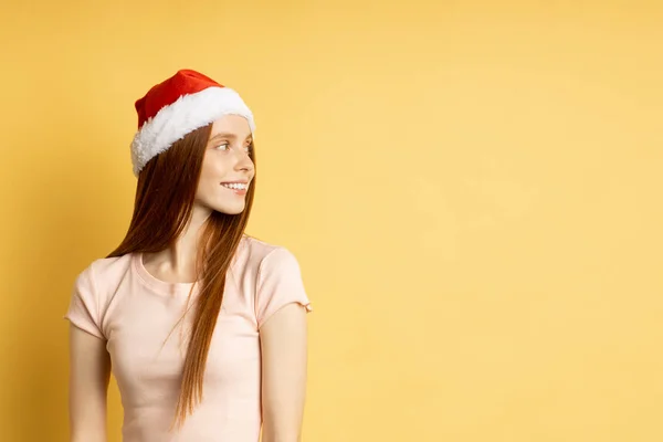 Красива біла жіноча модель в капелюсі Санта — стокове фото