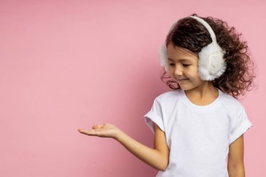 Güzel kıvırcık bir kızın portresi.