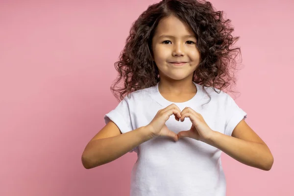 Güzel kıvırcık bir kızın portresi.
