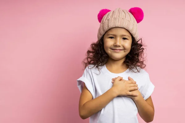 Güzel kıvırcık bir kızın portresi.