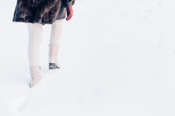 Witte sneeuw tijdens wandelingen in de winter — Stockfoto