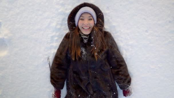 Karácsonyi lány. Téli nő fúj hó — Stock videók