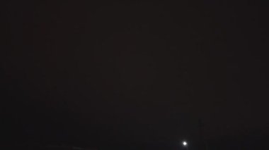Gece boyunca çeşitli renklerde renkli havai fişekler