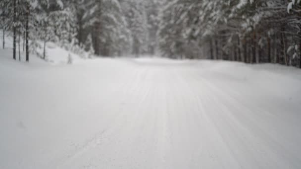 Winterweg. Sneeuw en ijs bemoeilijken de beweging — Stockvideo