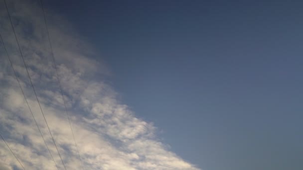 Hermosas nubes blancas en el cielo azul y la naturaleza invernal — Vídeos de Stock