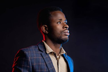 Siyah arka planda havalı Afro-Amerikan adam