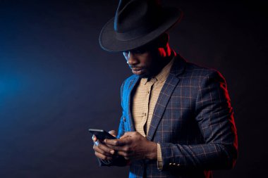 Siyah arka planda havalı Afro-Amerikan adam